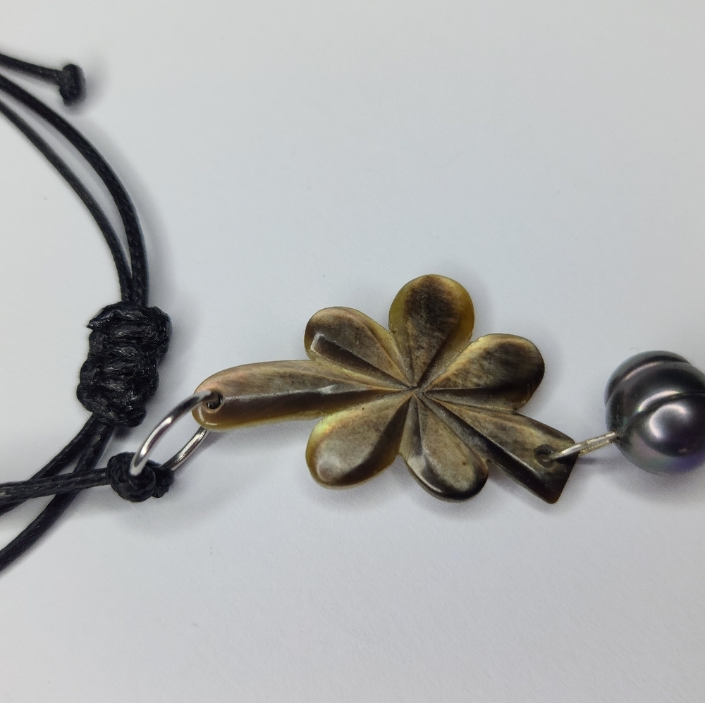 Mother of Pearl Flower Necklace - 10mm Genuine Freshwater Pearl-Handmade (Fiji) - Picture 5 of 6